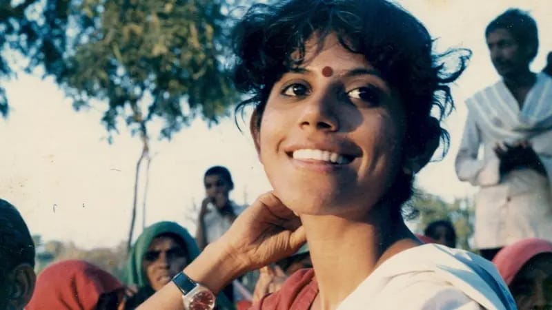 Bela Bhatia in a meeting in Kalidungri village in 1980s, Bhiloda tehsil of Sabarkantha district, North Gujarat.