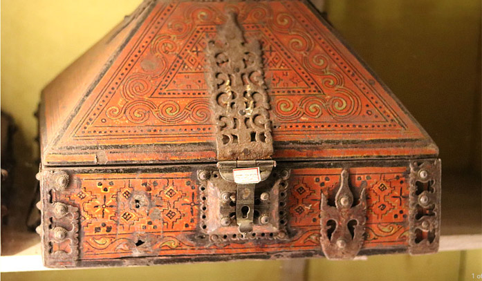 Wooden Box made by Indian traditional artisans