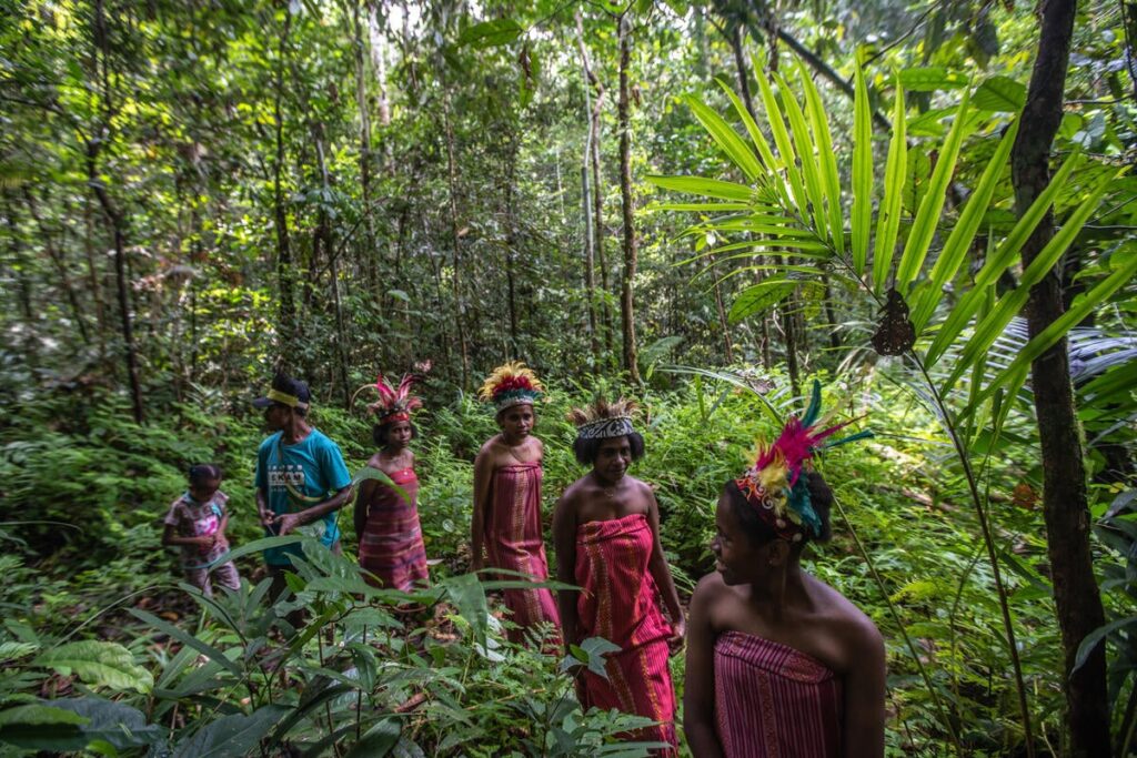 People of Tehit tribe on their way to the customary forest, to protect their rights against the logging industry.