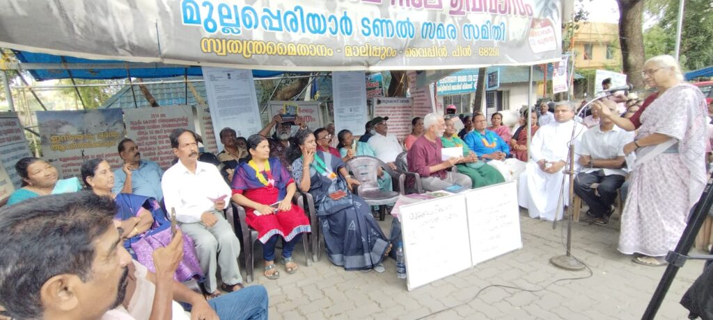 Medha Patkar at Malippuram speaking about the Mullaperiyar dam issue