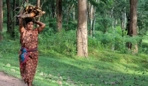 അധികാരത്തിന്റെ അപനിർമ്മാണം