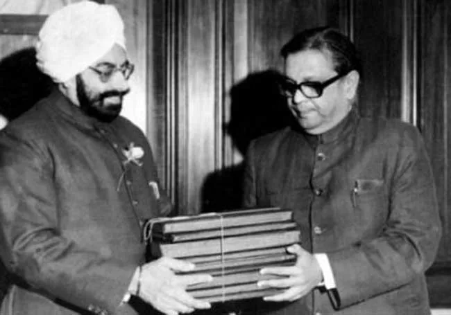 B.P. Mandal submitting copies of the Mandal Commission report to Gyani Zail Singh, former President of India
