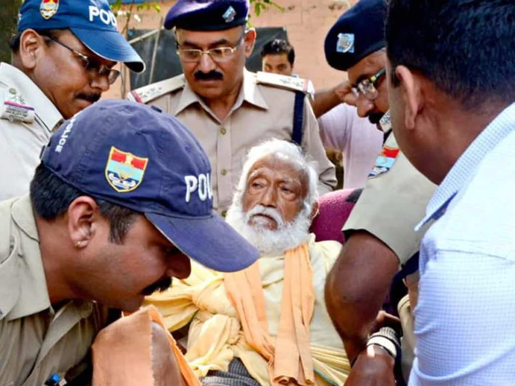 പ്രൊഫസർ ജിഡി അഗർവാളിനെ പൊലീസ് ആശുപത്രിയിലേക്ക് മാറ്റുന്നു