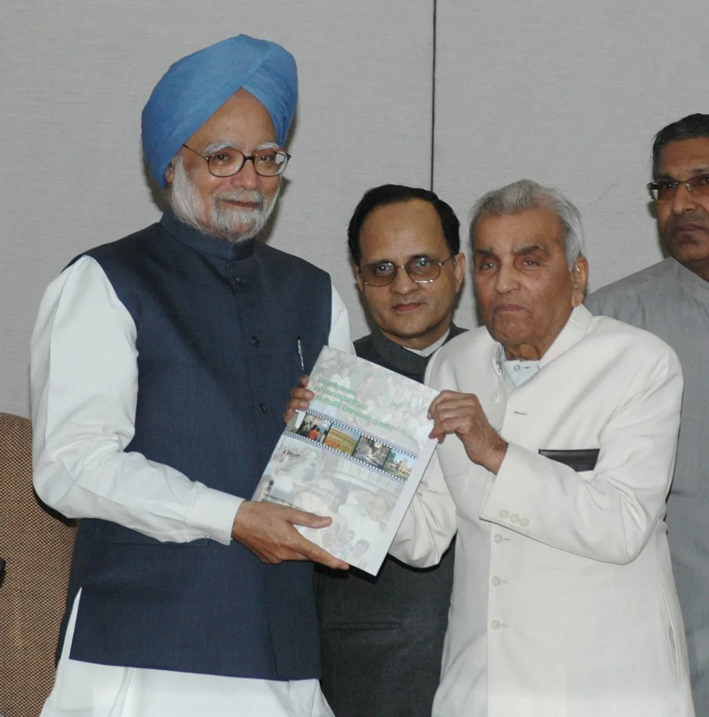 Justice Rajinder Sachar submitting report of the Committee set up to study social, economic and educational status of Muslims to the Prime Minister, Dr. Manmohan Singh, in New Delhi on November 17, 2006.