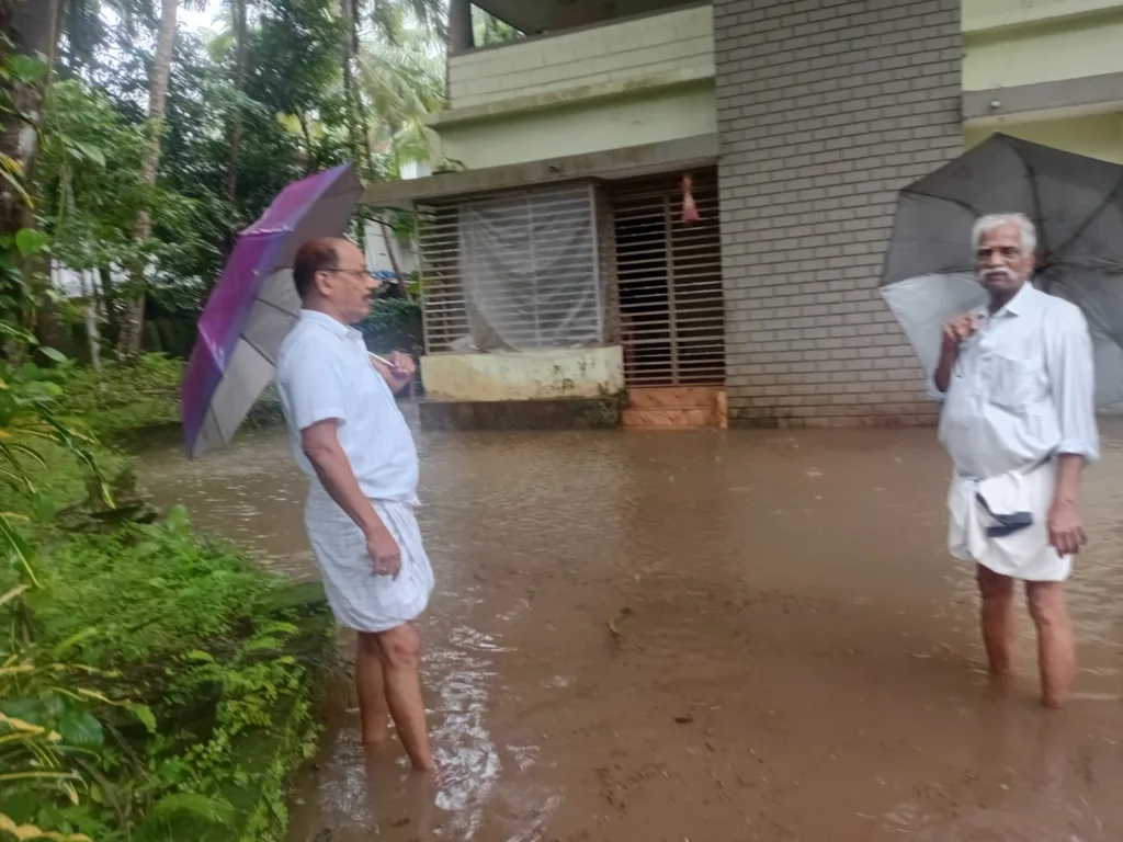 ഒഴുകിത്തീരാത്ത മഴവെള്ളം വീടിന് ചുറ്റും കെട്ടിക്കിടക്കുന്നു