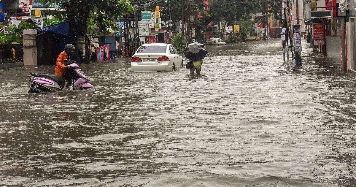 പുളിമരങ്ങൾ കടപുഴകുമ്പോൾ വെള്ളംകൊണ്ട് മുറിവേൽക്കാൻ പോവുന്നവരെ ഓർക്കാം